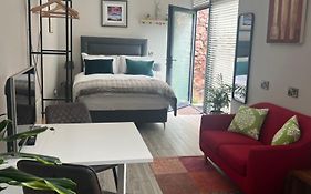 Hugo Mews Bright Studio Apartment